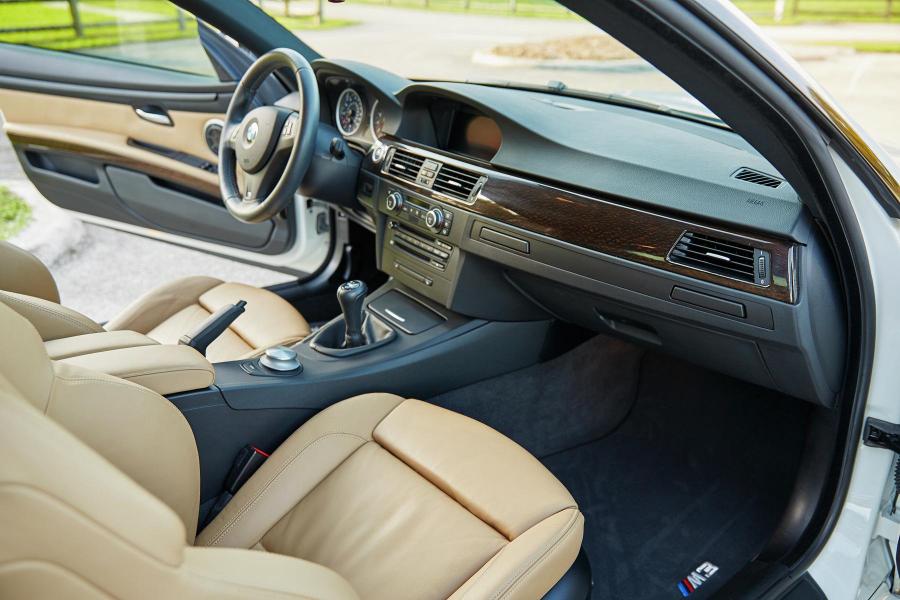Торпедо BMW M3 Coupe (E92) 2008 года  (фото 41 из 83)